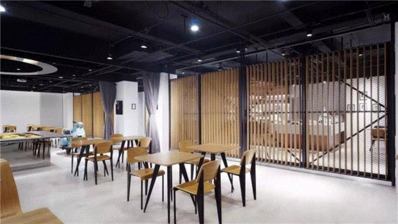 Coffee Craft 北京: 多功能咖啡屋与神奇八扇门 / UUA建筑师事务所