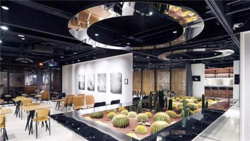 Coffee Craft 北京: 多功能咖啡屋与神奇八扇门 / UUA建筑师事务所