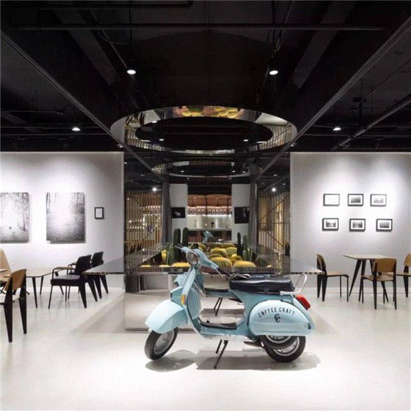Coffee Craft 北京: 多功能咖啡屋与神奇八扇门 / UUA建筑师事务所