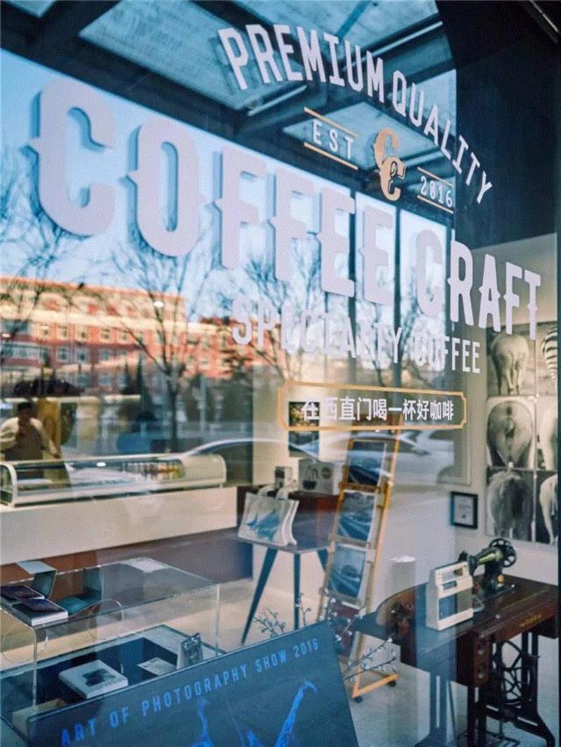 Coffee Craft 北京: 多功能咖啡屋与神奇八扇门 / UUA建筑师事务所