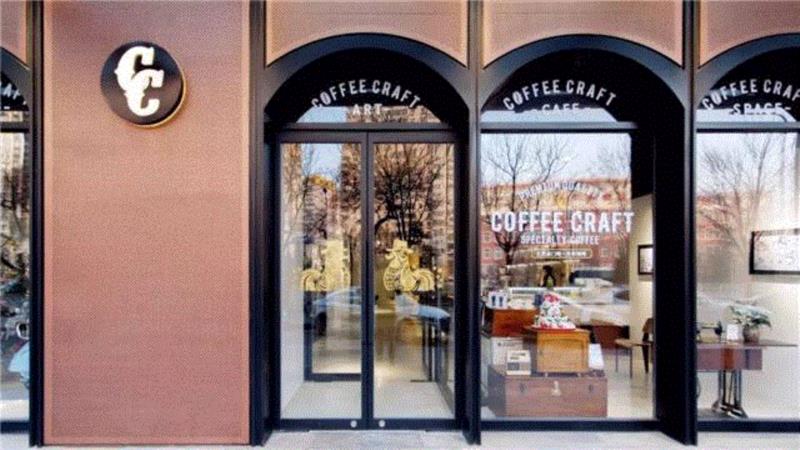 Coffee Craft 北京: 多功能咖啡屋与神奇八扇门 / UUA建筑师事务所