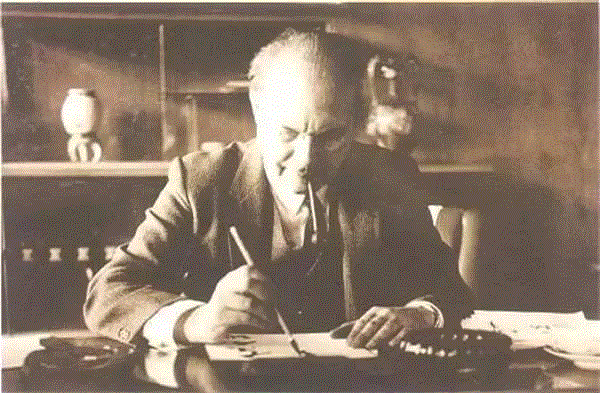 通晓15国语言,一手打造出“神探狄仁杰”,这个老外写的书法让国人都自叹不如……