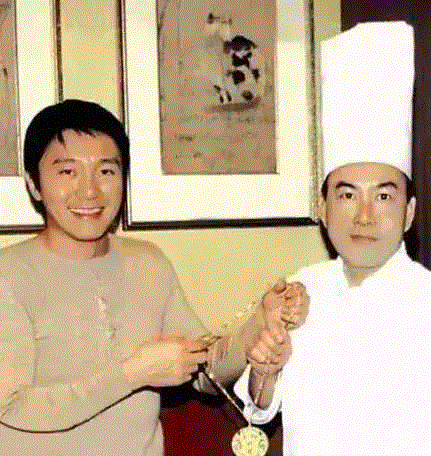 一碗蛋炒饭敢卖5000块港币?原来他就是周星驰《食神》的原型