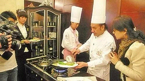 一碗蛋炒饭敢卖5000块港币?原来他就是周星驰《食神》的原型