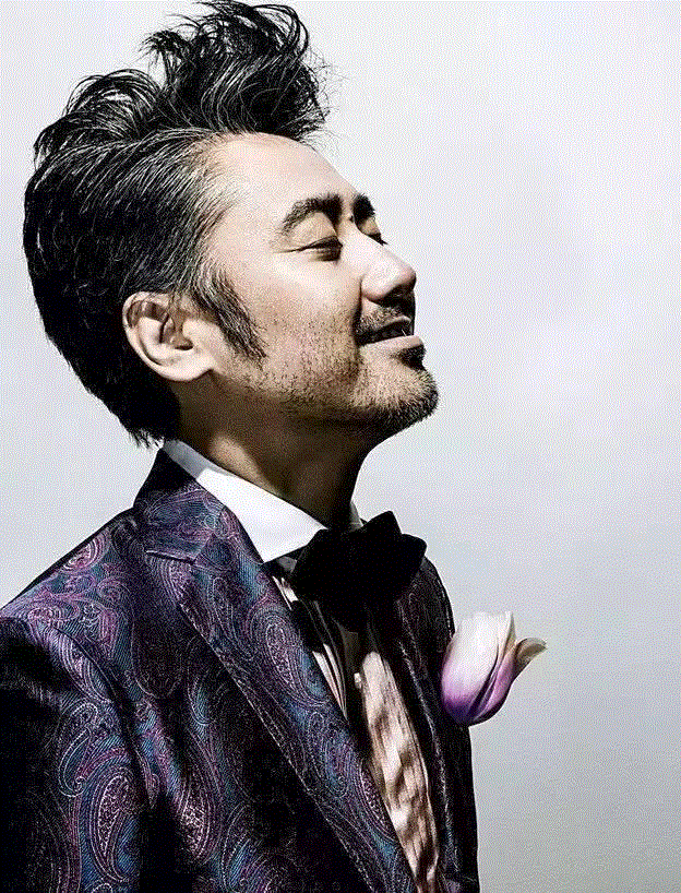 被48岁的吴秀波帅到了：这样的老男人，才是女人一辈子的春药！