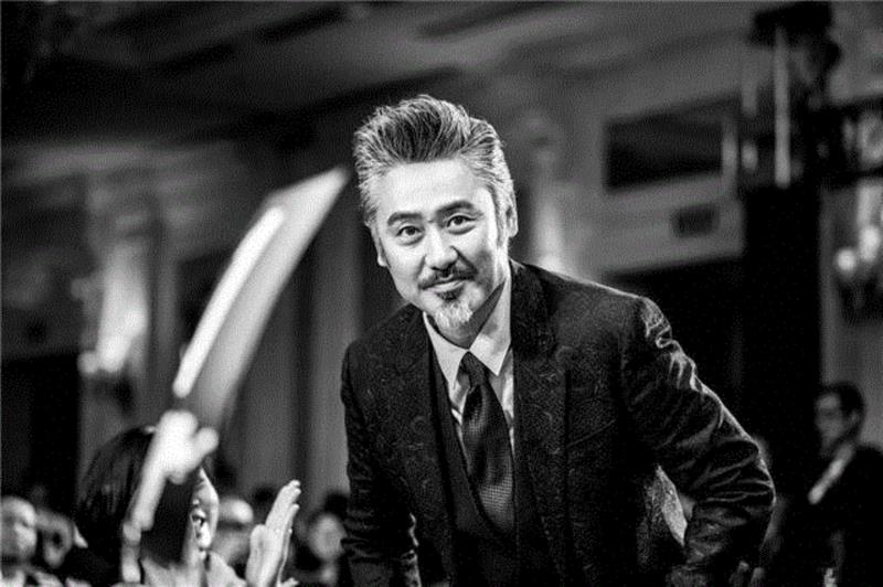 被48岁的吴秀波帅到了：这样的老男人，才是女人一辈子的春药！