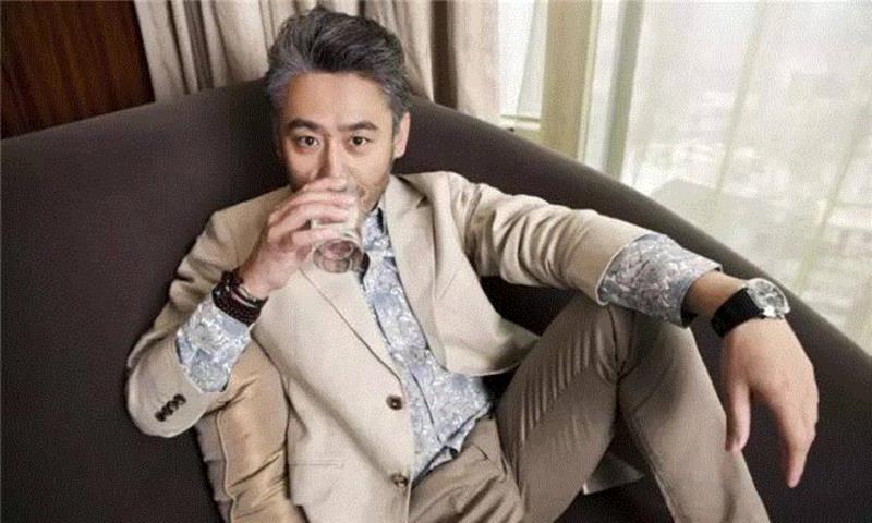 被48岁的吴秀波帅到了：这样的老男人，才是女人一辈子的春药！