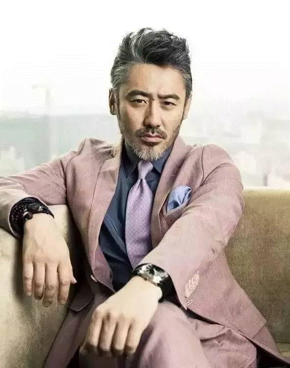 被48岁的吴秀波帅到了：这样的老男人，才是女人一辈子的春药！