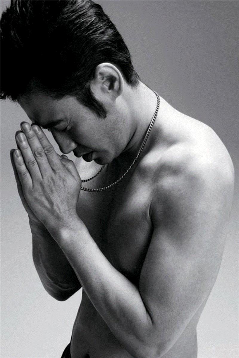 被48岁的吴秀波帅到了：这样的老男人，才是女人一辈子的春药！