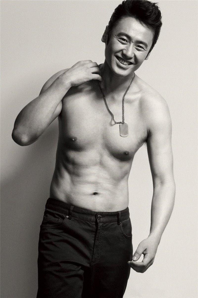 被48岁的吴秀波帅到了：这样的老男人，才是女人一辈子的春药！