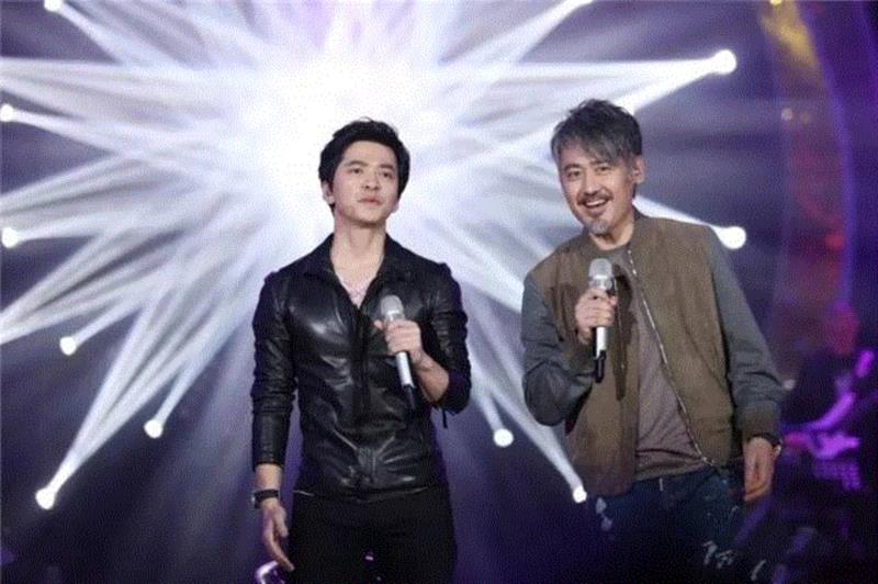 被48岁的吴秀波帅到了：这样的老男人，才是女人一辈子的春药！