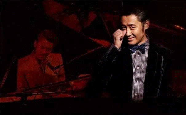 被48岁的吴秀波帅到了：这样的老男人，才是女人一辈子的春药！