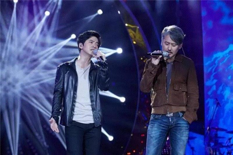 被48岁的吴秀波帅到了：这样的老男人，才是女人一辈子的春药！