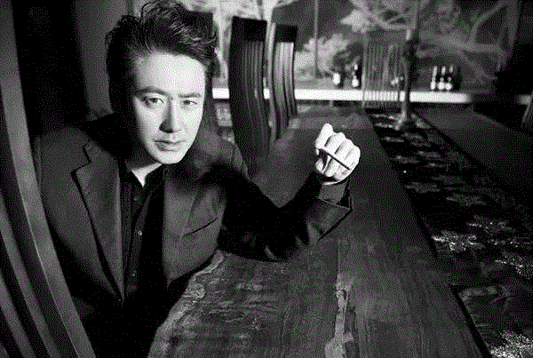 被48岁的吴秀波帅到了：这样的老男人，才是女人一辈子的春药！