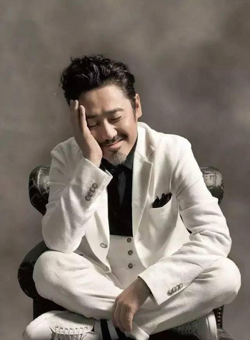 被48岁的吴秀波帅到了：这样的老男人，才是女人一辈子的春药！