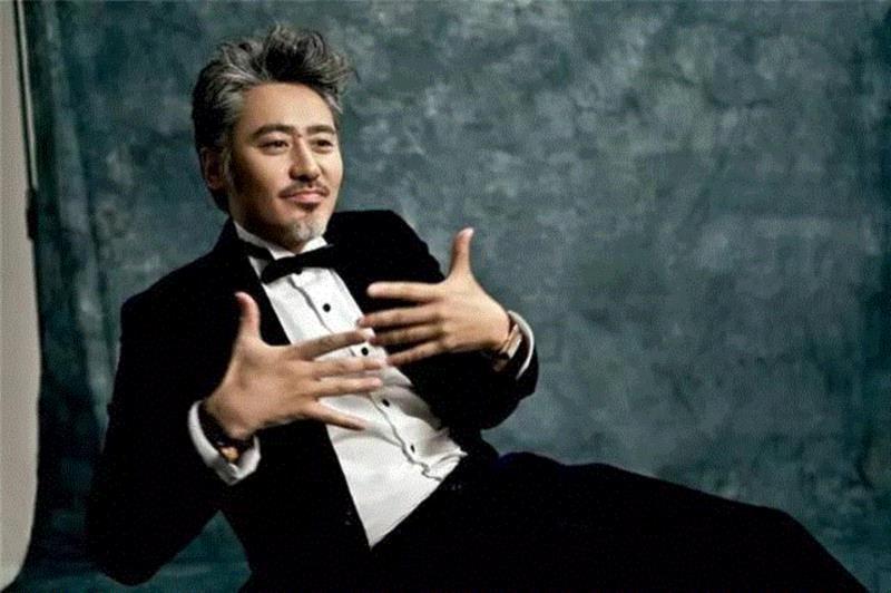 被48岁的吴秀波帅到了：这样的老男人，才是女人一辈子的春药！