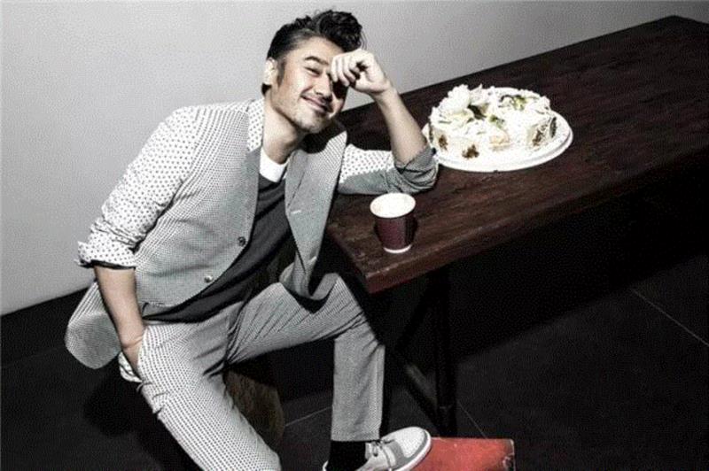 被48岁的吴秀波帅到了：这样的老男人，才是女人一辈子的春药！