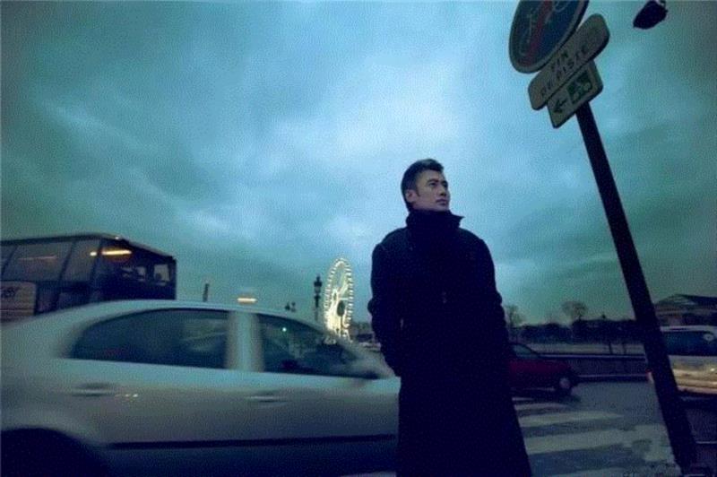 被48岁的吴秀波帅到了：这样的老男人，才是女人一辈子的春药！