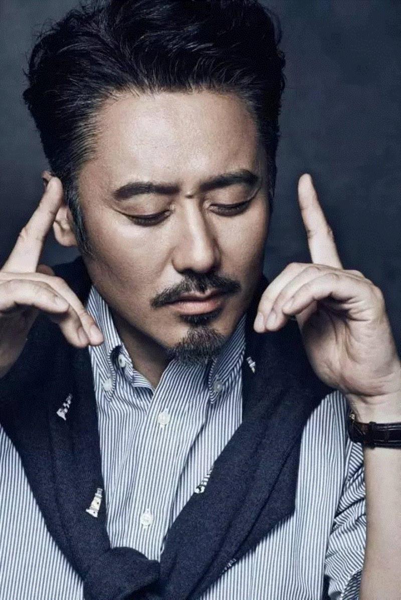 被48岁的吴秀波帅到了：这样的老男人，才是女人一辈子的春药！