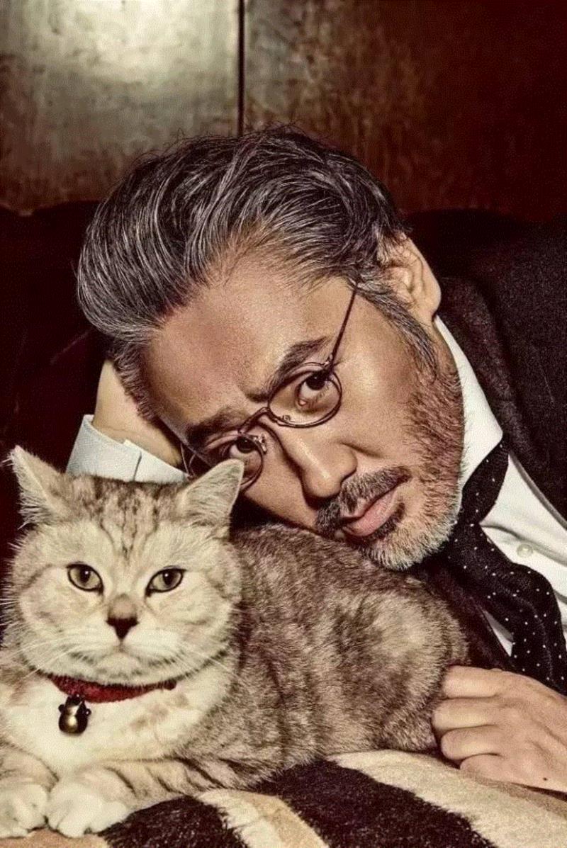 被48岁的吴秀波帅到了：这样的老男人，才是女人一辈子的春药！