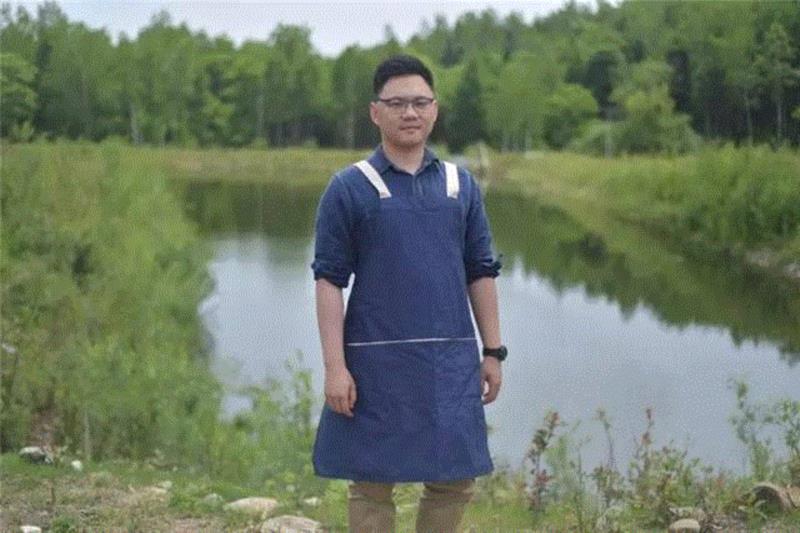 他等待蜜蜂扇动2亿次翅膀酿出最甜的蜜，结果被熊给偷了