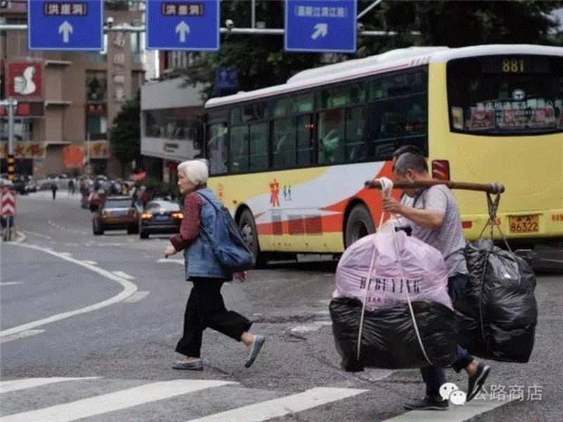 脱衣服和靠体力哪个挣钱比较容易