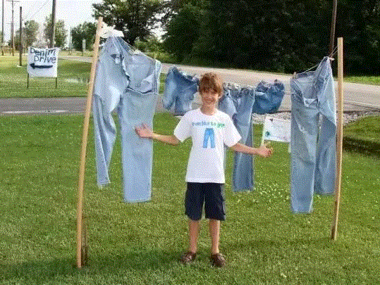 15岁男孩8年收集3万条牛仔裤用来造房子，只为保护地球！