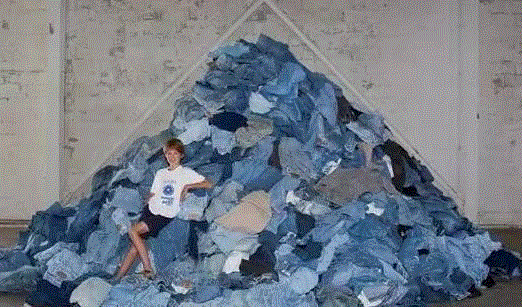 15岁男孩8年收集3万条牛仔裤用来造房子，只为保护地球！