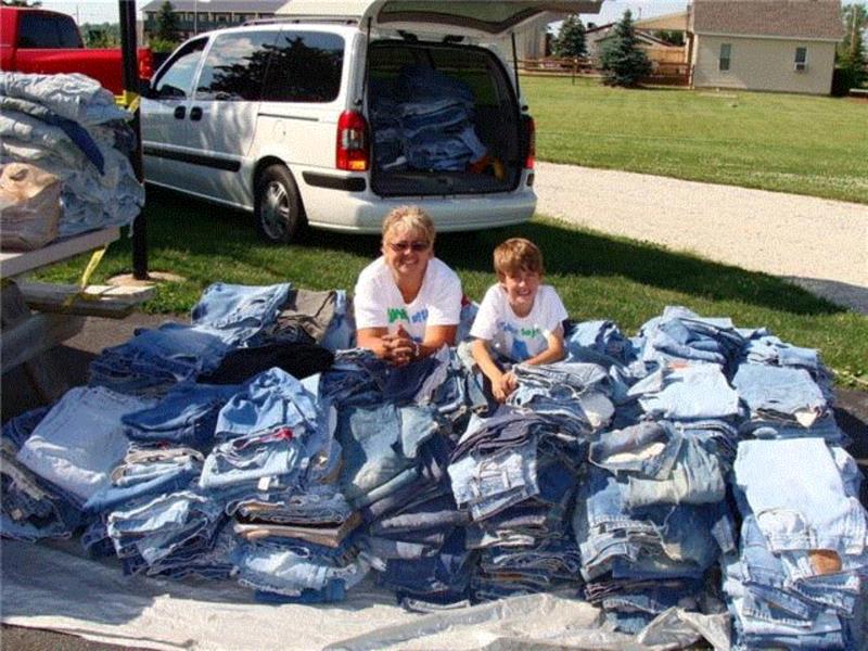 15岁男孩8年收集3万条牛仔裤用来造房子，只为保护地球！