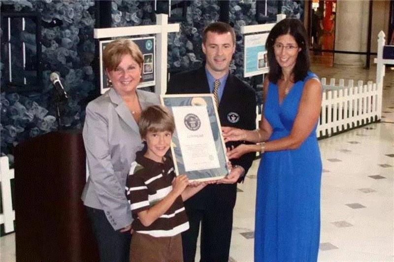 15岁男孩8年收集3万条牛仔裤用来造房子，只为保护地球！