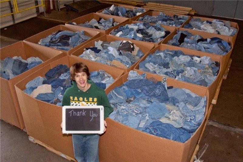 15岁男孩8年收集3万条牛仔裤用来造房子，只为保护地球！