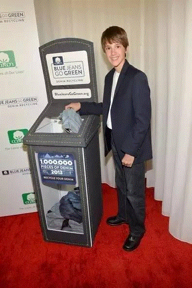 15岁男孩8年收集3万条牛仔裤用来造房子，只为保护地球！