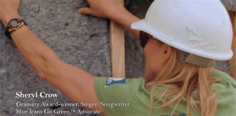 15岁男孩8年收集3万条牛仔裤用来造房子，只为保护地球！