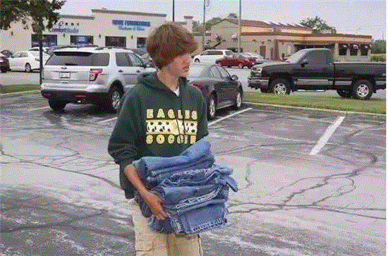 15岁男孩8年收集3万条牛仔裤用来造房子，只为保护地球！