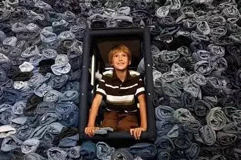 15岁男孩8年收集3万条牛仔裤用来造房子，只为保护地球！