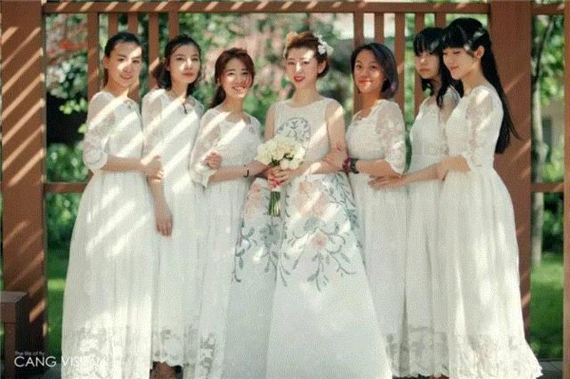 婚礼开始之前，摄影师先把新娘脱光来了一组私房照…