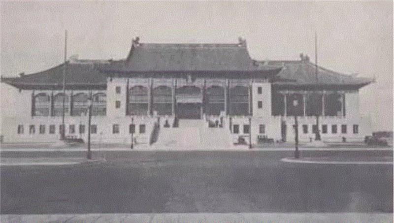 论及上海的现代建筑，我们不能忽略这一位幕后推动者