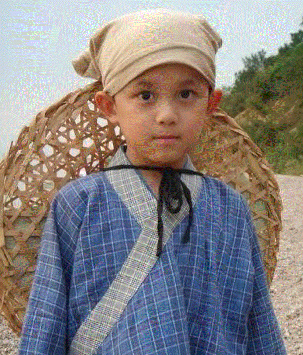 从极品小萌娃变身长腿美少年,吴磊用一个干净的帅字贯穿始终!