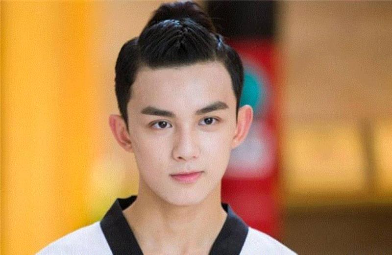 从极品小萌娃变身长腿美少年,吴磊用一个干净的帅字贯穿始终!