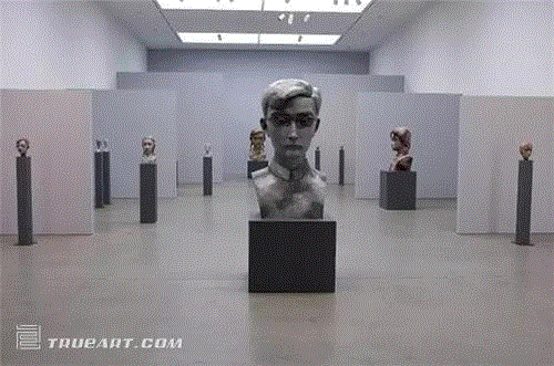 2013年，张晓刚在纽约佩斯画廊个展上的雕塑作品