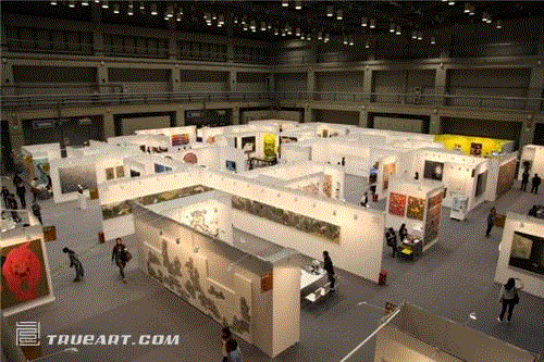 CIGE 2012 国贸展馆现场，各展区错落有致