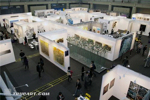 CIGE 2011 第八届艺博会现场作品数量繁多，形式多样