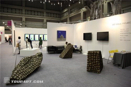 CIGE 2010 展区一角，雕塑、影像、绘画等形式多样的作品
