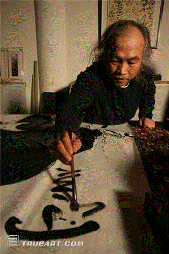 蔡玉龙狂草“心丝游笔”亮相虹桥T2艺术长廊 热点聚焦 rsquo 复合 心丝游笔 笔尖 虹桥T2艺术长廊 lsquo 符号 现象 蔡玉龙 狂草 崇真艺客