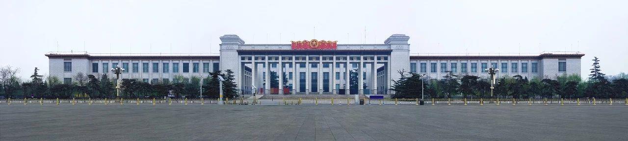 理想No.2（中国历史博物馆和中国革命博物馆）,评论 | 顾铮论王国锋的艺术实践——“乌托邦”、“人素”奇观与历史真相的精度,王国锋,奇观,乌托邦,顾铮,精度,建筑,意志,意识形态,美学,铝板