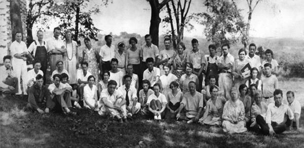 &nbsp;The Stone City Art Colony And School师生合影,‘美版闰土’何以成为美国文化象征,现实主义,绘画,格兰特·伍德,地方主义,美国乡村画家,GrantWood
