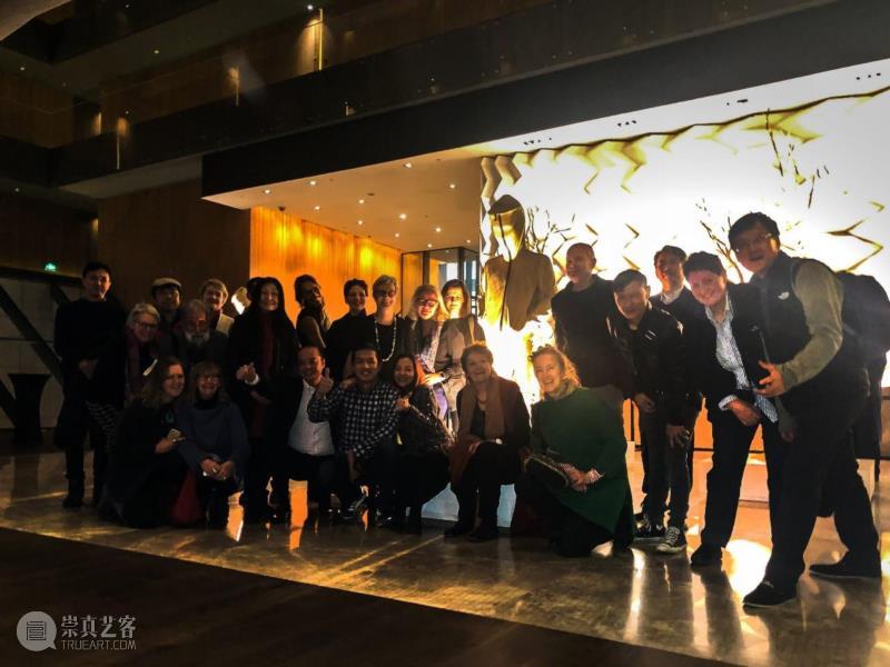 Group photo with the Red Gators！,【红门 - 瑜舍特展】蒋龙《皮囊》开幕式回顾 Jiang Long at The Opposite House,红门,蒋龙,瑜舍,皮囊,开幕式,红门画廊,瑜舍酒店,布朗,lovers,酒会