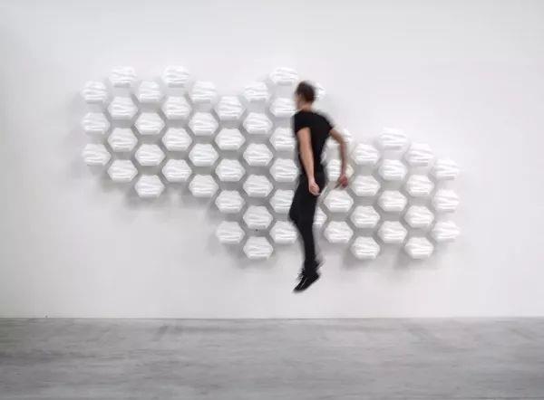 交互装置 | Thibaut sld，让墙面泛起波纹,装置,sld,墙面,波纹,模块,动作,墙体,材料,六边形,波浪