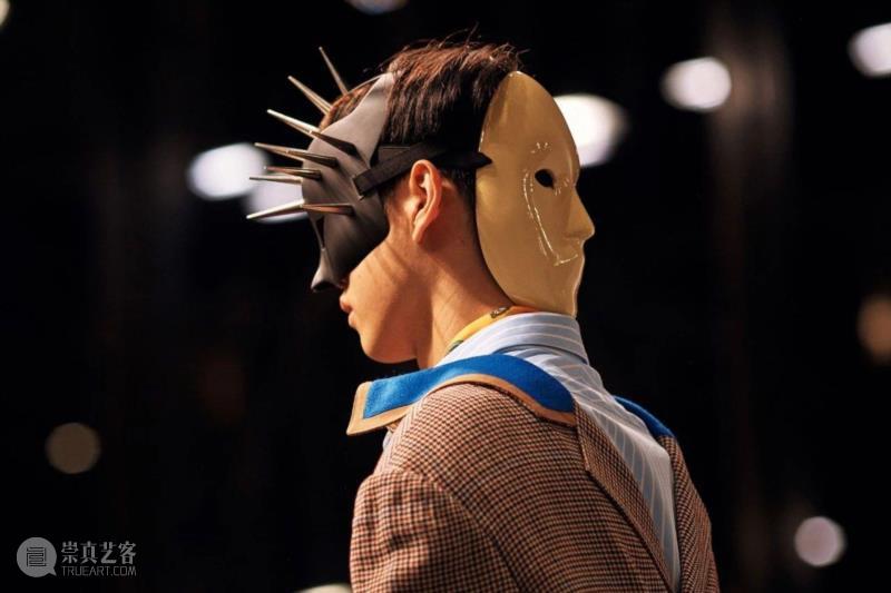 在经历了地狱、洪水、新生之后,Gucci的秀场上开始创世纪了。,Gucci,秀场,新生,地狱,洪水,面具,Hermaphrodite,Michele,希腊,秋冬