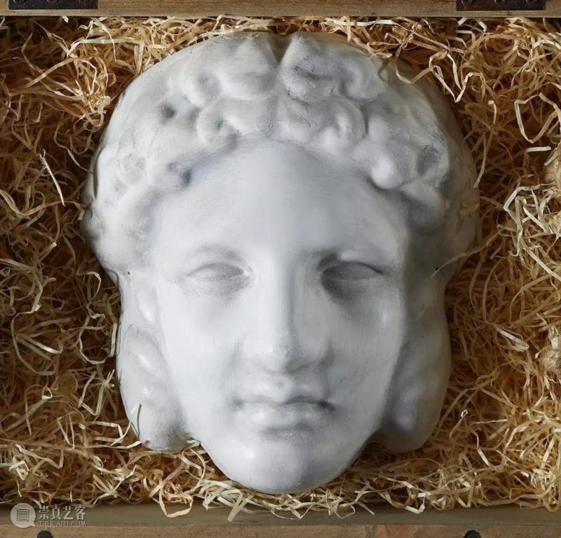 在经历了地狱、洪水、新生之后,Gucci的秀场上开始创世纪了。,Gucci,秀场,新生,地狱,洪水,面具,Hermaphrodite,Michele,希腊,秋冬